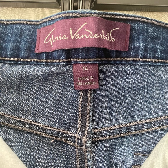 Women’s Gloria Vanderbilt blue Jean capris - Picture 6 of 7